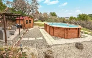 Nice Home In La-Roque-Sur-Pernes - Венаск