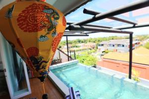 Beautiful Penthouse w incredible views, pool, & cinema room!