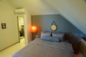 Beautiful Penthouse w incredible views, pool, & cinema room!