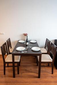 Sunny 1BDR Apartment near Center