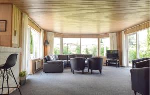 Cozy Home In Humble With Sauna