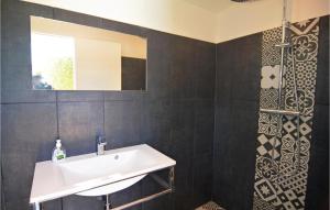 Maisons de vacances Pet Friendly Home In Trets With Heated Swimming Pool : photos des chambres