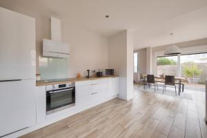 Maisons de vacances A 300m de la plage, maison pour 7 avec piscine : photos des chambres