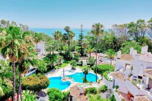 1104 First Line Beach Apartment golden Beach pool