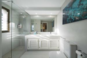 1104 First Line Beach Apartment golden Beach pool