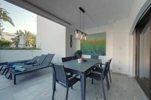 2033 modern 3 Bed large Terrace with sun loungers