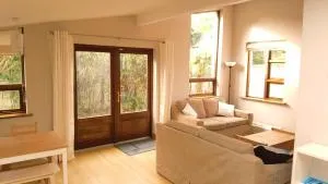 Bright spacious mews in great location - Booterstown