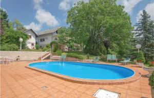 Holiday Home With Pool Near Varaå¾Din