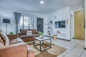 The Cottage-1 Bed-pool-bbq-fibre-solar-samrand