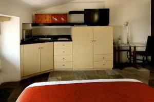 Aztic Hotel and Executive Suites