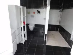 chambre avec salle de bain privatisée avec petit déjeuner compris - Pointre