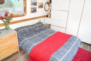 Slash Arts houseboat on secluded mooring in central London