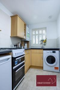 Knaphill - 2 Bedroom House - Garden & Parking