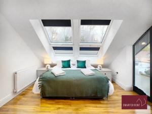 Shepperton - Driveway Patio Pets Welcome