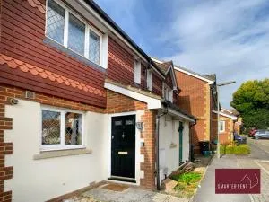 Knaphill, Woking - 3 Bed House - With Garden - Bisley