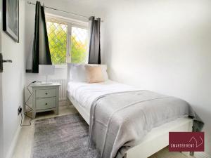 Knaphill, Woking - 3 Bed House - With Garden