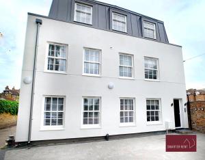 Eton, Windsor - 1 Bedroom Ground Floor Apartment - With Parking