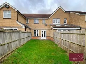 Bracknell - 2 Bedroom House With Garden and Parking - Crowthorne