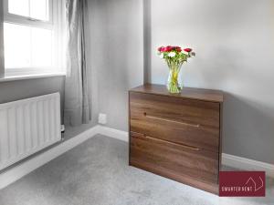 Knaphill - 2 Bedroom House - With Parking