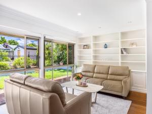 Modern 5Bedroom House w Outdoor Pool Robertson