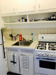 Stylish Montreal Apartment: Comfortable Stay in the Golden Square Mile