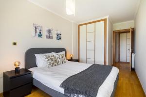 Spacious 2BR apartment with free parking in Lisbon by Soulplaces