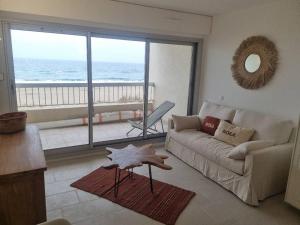 Sur la plage avec vue plongeante sur la mer