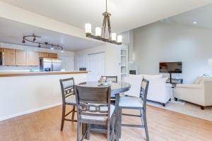 12 Mi to DIA Cozy Denver Townhome with Fireplace!