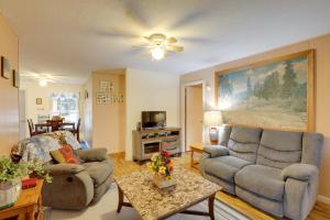 River Access and Hot Tub Cozy Hot Springs Cabin