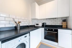 Special Offer! Bright & Central Apt - Up to 4