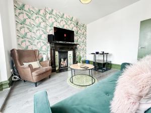 2 Bedroom Flat with indoor fireplace in Shepherds Bush, near White City