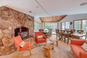 White Mountain Escape with Separate In-Law Suite!