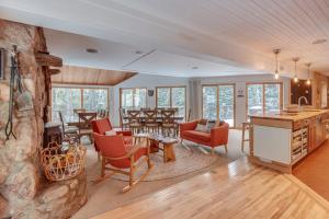 White Mountain Escape with Separate In-Law Suite!