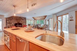 White Mountain Escape with Separate In-Law Suite!