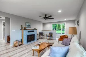 Welcoming Gardiner Home Near Oregon Dunes Rec Area - Lakeside