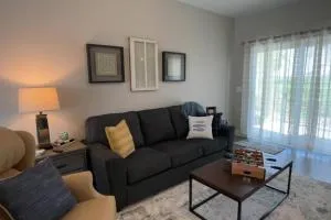 Main Floor New Charming 2 Bedroom Condo - 克拉尔维尔