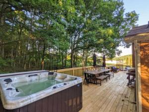 The Bumble Bee Hive 7-Bedroom House w/ Hot Tub