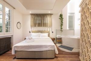 Couple-in magical suite with jacuzzi