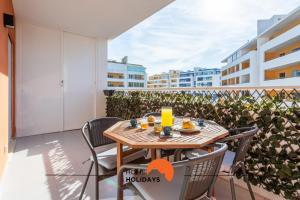 #209 Lumina Flat by Home Holidays