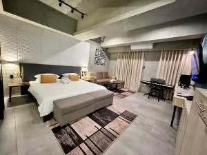 Cozy Spacious Hotel Type Condo with PS5 Smart TV and WiFi - Cubao