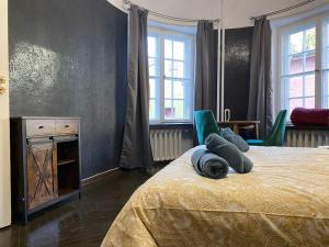 For Big Group - 6 bedrooms & 2 Apartments Same House