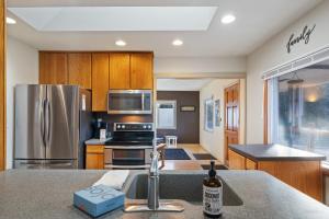 Lake View House w Beautiful Acres to Explore