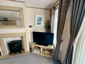 The Boat House, Hot Tub Lodge