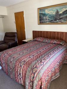 Queen Room room in Forest Lodge Motel