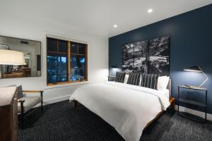 IDLEWILD | KING + TWIN SLEEPER + FULL room in The Cedar House Sport Hotel
