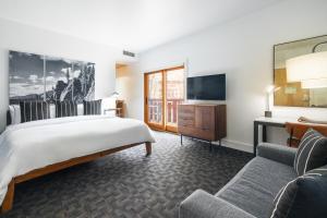 POWDER HOUND | KING + TWIN SLEEPER room in The Cedar House Sport Hotel