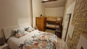 Maisons de vacances ESCALE AU CLOS SAINT MARTIN DE JUILLERS Gites et Chambres d'Hotes : photos des chambres