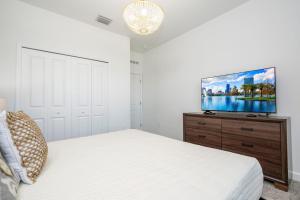 Stunning 5Bd w Pool Close to Disney at Champions Gate 8956