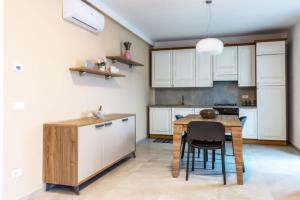 2-Bed Apt with Stunning Lake Como Views & Terrace
