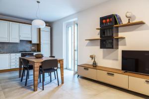 2-Bed Apt with Stunning Lake Como Views & Terrace